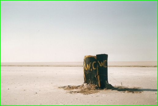 Toilettes dans le desert , frontière Lybienne
